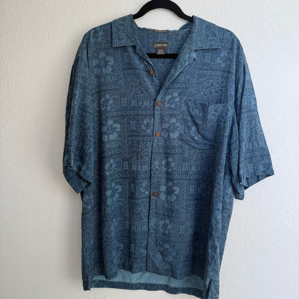 St. John's Bay Silk Floral Hawaiian shirt Men’s, Medium